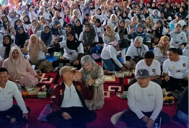 REKOR MURI: Pemkab Kerinci memecahkan Rekor Muri Nguleg Bawang Putih Nusantara di Acara Jambore Gebyar Hortikultura, di Desa Sungai Bendung Air Kecamatan Kayu Aro