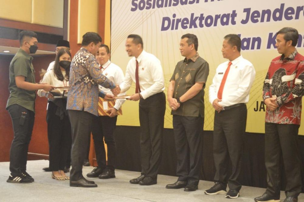 Dirreskrimum Polda Jambi, Kombes Pol Andri Ananta Yudistira menerima penghargaan dari Menteri ATR/BPN, Hadi Tjahjanto.