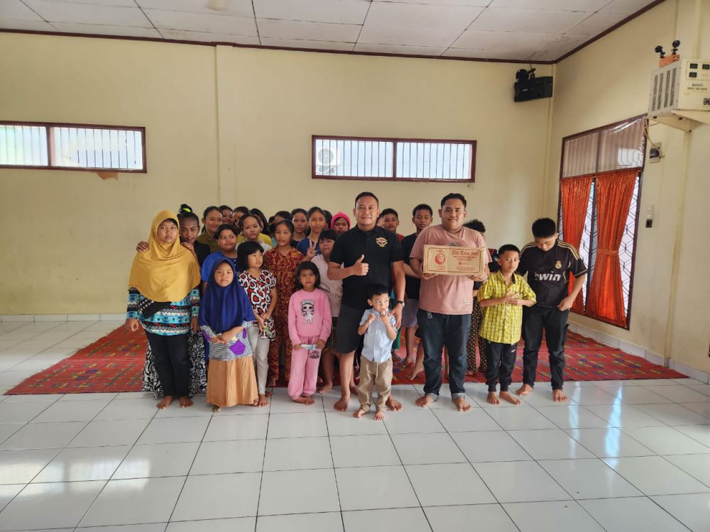 Komunitas motor Harley Davidson Club Indonesia (HDCI) Jambi menggelar Jumat Berkah dengan berbagi berkah bersama anak Panti Asuhan.