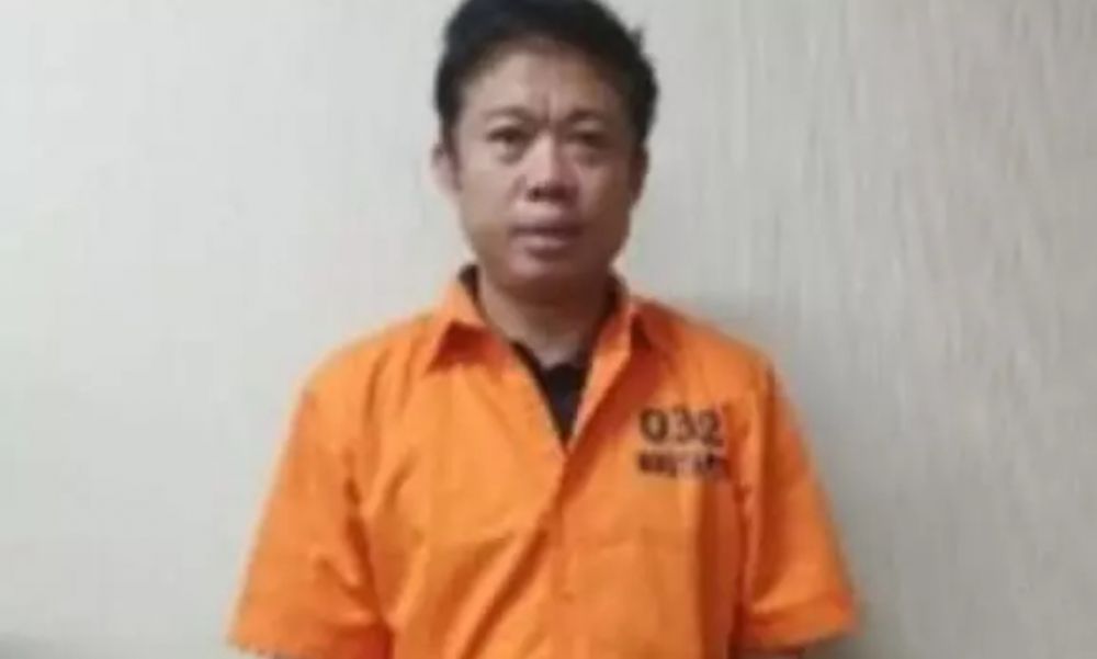 Ismail Bolong memakai baju tahanan Bareskrim Polri.