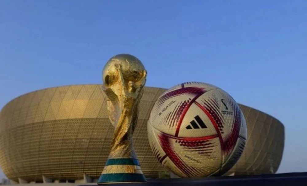 Bola Piala Dunia Al Hilm dan Piala Dunia yang berada di depan Stadion.