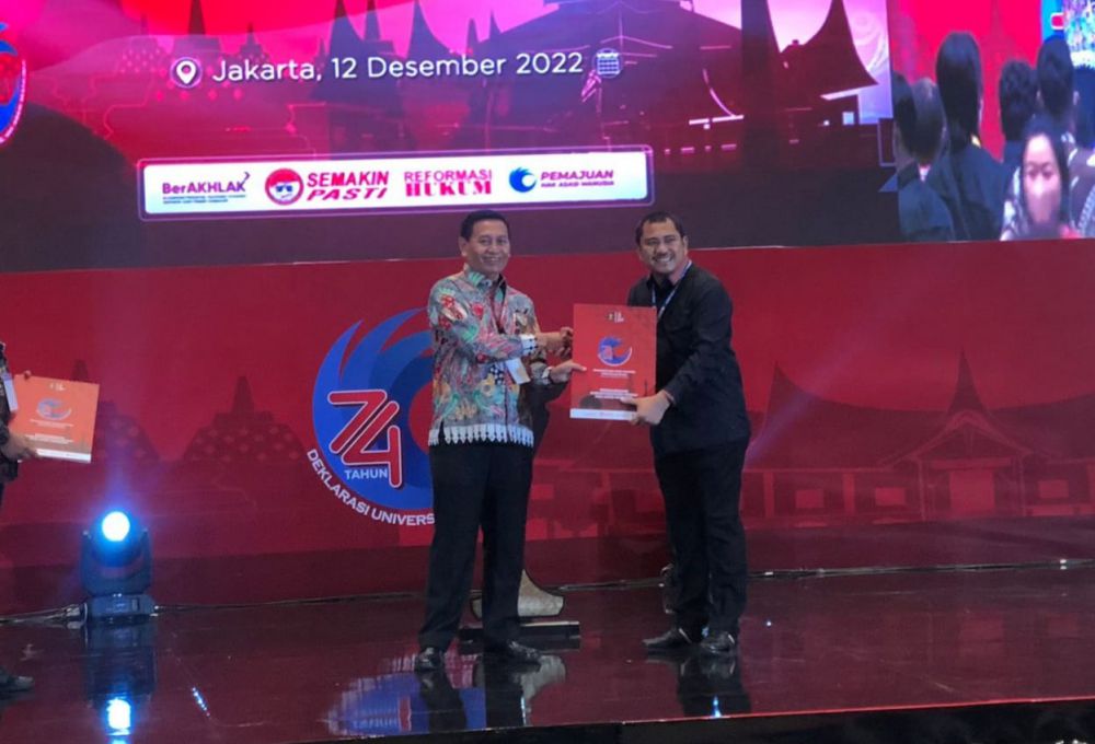 PENGHARGAAN : Bupati Bungo H. Mashuri menerima piagam penghargaan sebagai kabupaten peduli terhadap Hak Asasi Manusia