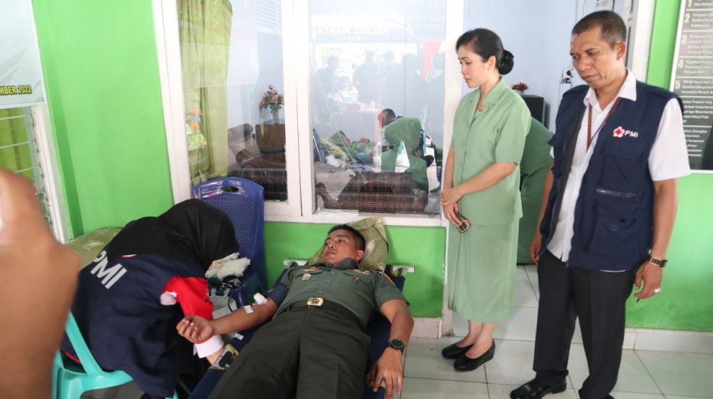 DONOR: Dandim 0416/Bute Letkol Inf Evid Nirwan juga ikut mendonorkan darahnya