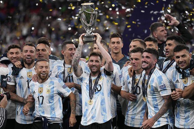 Pemain Argentina merayakan keberhasilannya menjuarai Finalissima usai mengalahkan Italia dengan skor 3-0 pada Kamis (2/6/2022) dini hari. 