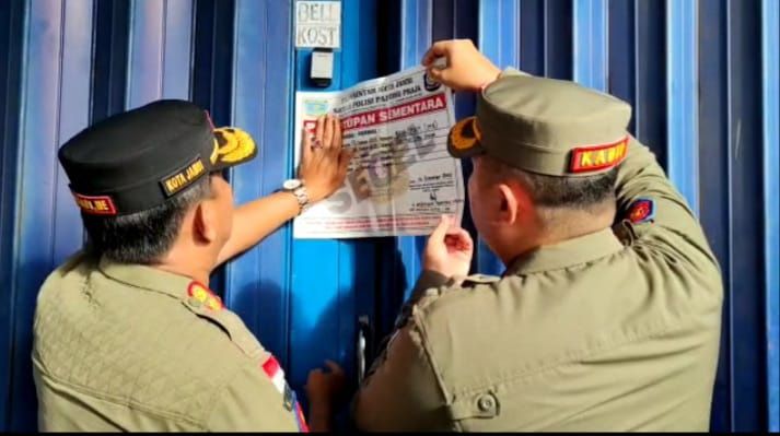 Dihuni Laki-laki dan Perempuan, Kost Alpine Disegel Satpol PP Kota Jambi.