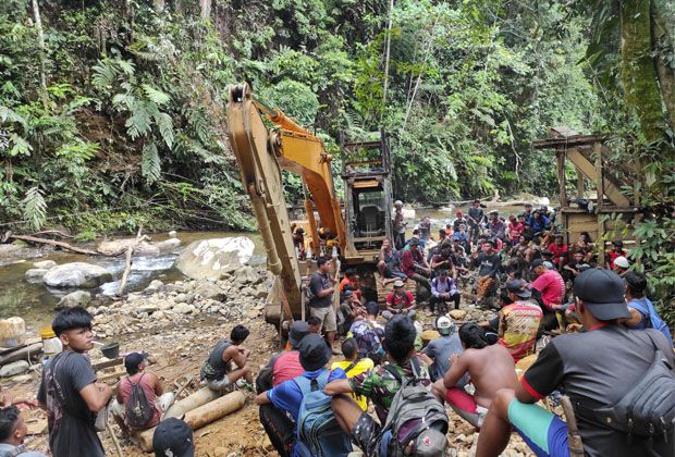 ILLEGAL: Puluhan warga dusun Sungai Telang, Bungo melalukan pengusiran terhadap alat berat jenis excavator yang melakukan aktofitas PETI di lokasi Hutan HP