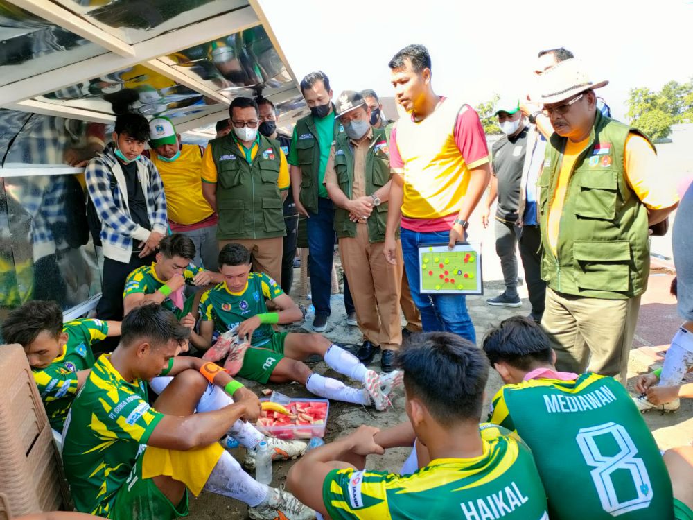 Pemain PS Kota Jambi mendapat arahan dari Pelatih Saktiawan Sinaga saat Gubernur Cup Jambi tahun 2022 lalu. Tahun ini, Saktiawan kembali tangani Kota Jambi