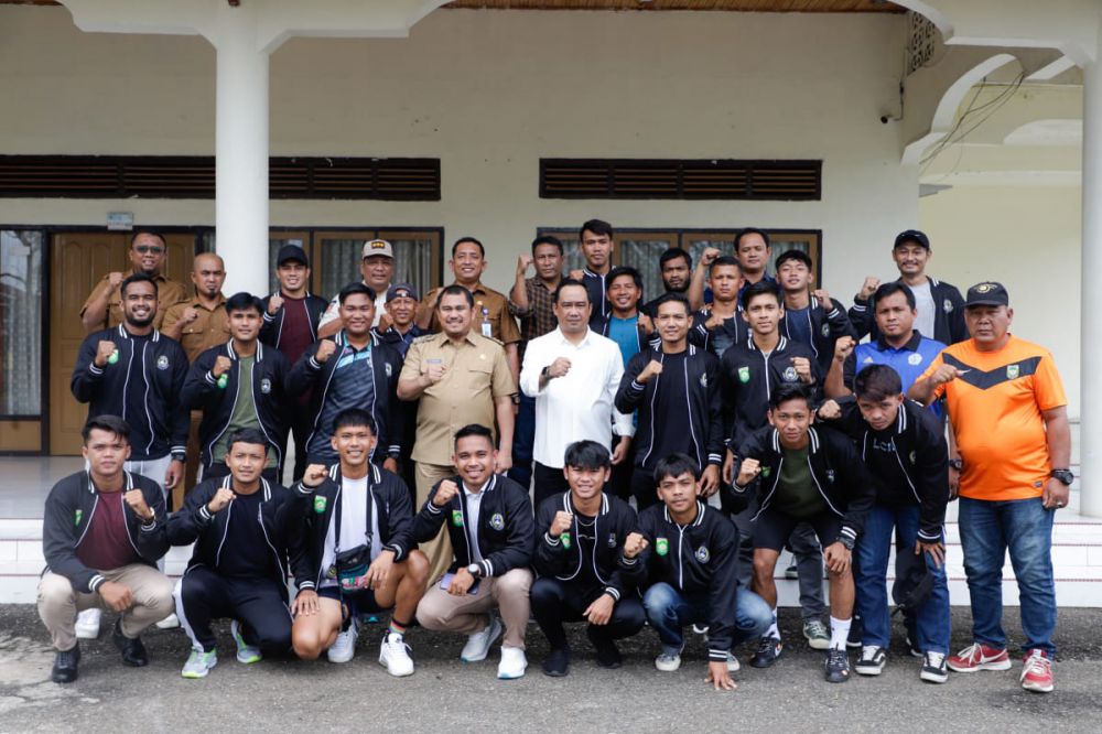 PELEPASAN : Bupati Bungo H. Mashuri didampingi ketua ASKAB PSSI Bungo Jumiwan Aguza melepas kontingen Gubernur Cup Bungo