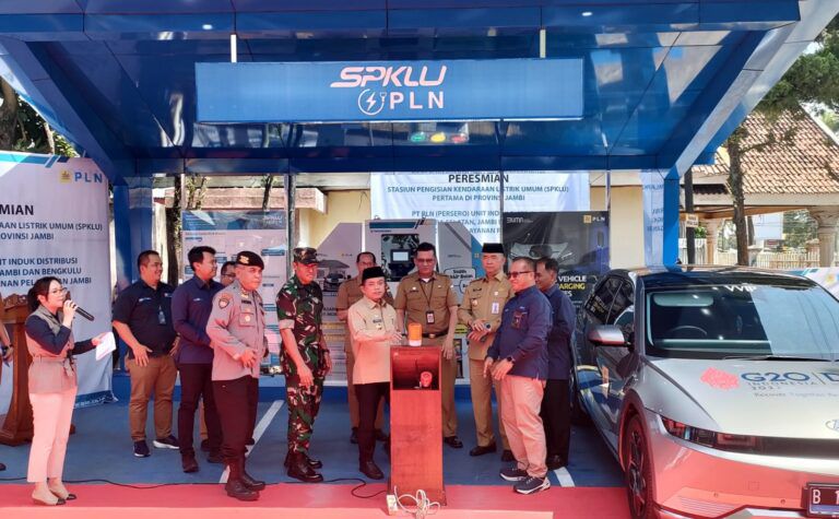 Al Haris Resmikan Stasiun Pengisian Kendaraan Listrik Pertama di Jambi

