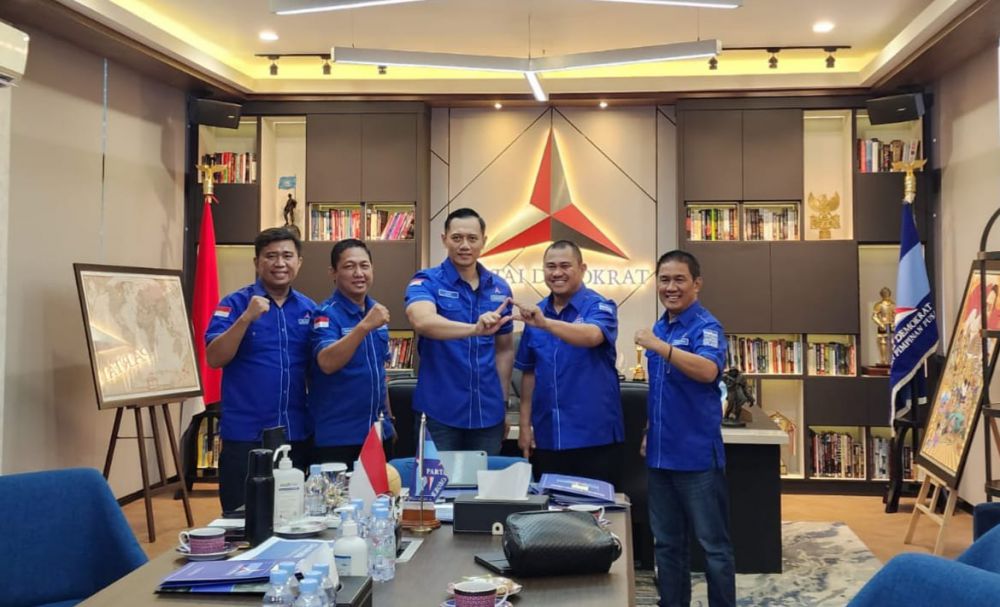 SALAM MERCI: Ketua DPD PD Jambi, Hamas dan salam Bintang Merci dengan Ketua Umum Partai Demokrat Agus Harimurti Yudhoyono