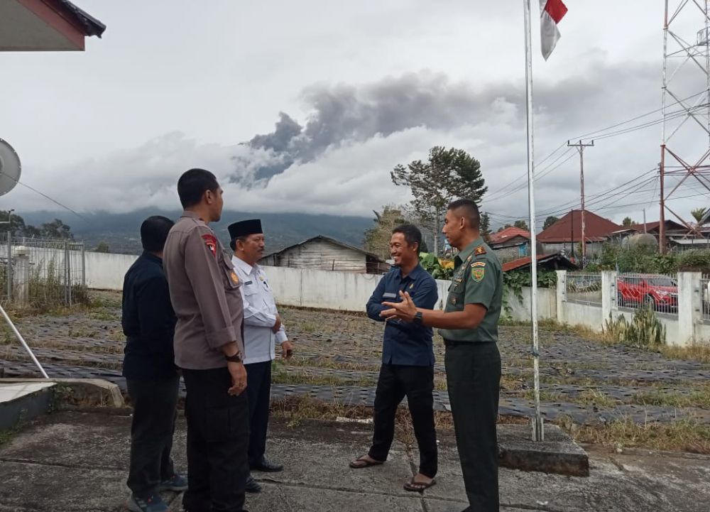 BPBD Kerinci, Kapolres dan Dandim 0417 saat memantau aktifitas gunung Kerinci di Kantor BMKG Pos pengamatan gunung api, Rabu (11/1/2023).