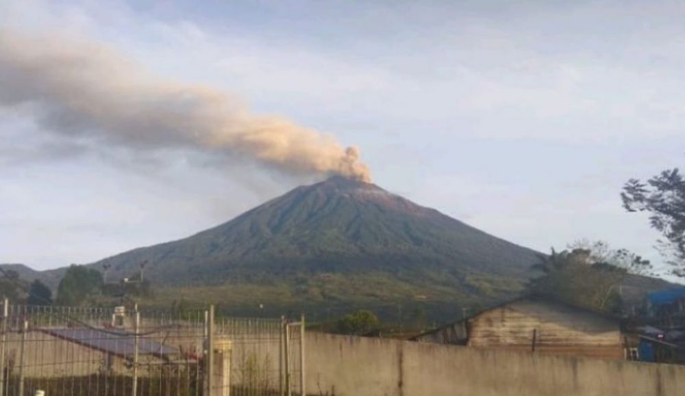 Gunung Kerinci erupsi.