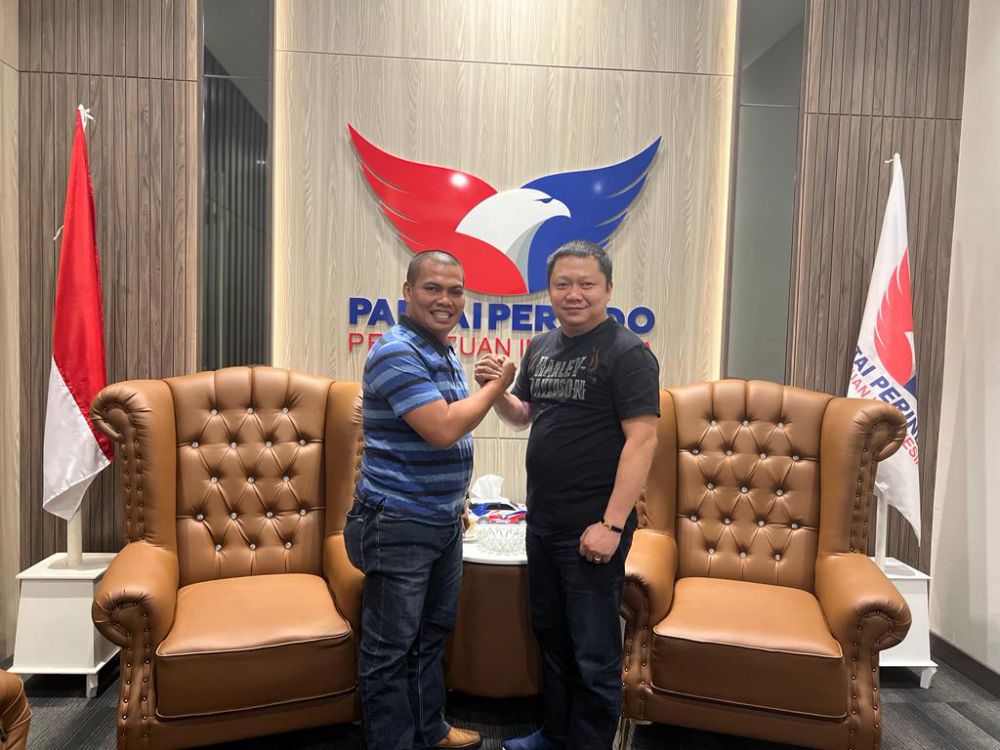 BERGABUNG : Owner Athaya Garden Bungo, Maidani salam komando dengan Ketua DPW Partai Perindo Jambi, Hendry Attan

