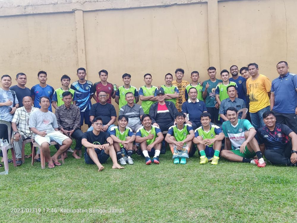 Tokoh Sepakbola Bungo H. Sulaiman Ibrahim didampingi Ketua ASKAB PSSI Bungo, Jumiwan Aguza bersama pemain dan official Tim Bungo