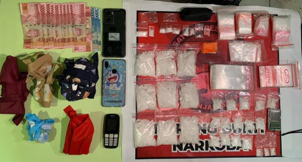 Polres Tanjab Barat berhasil mengamankan pasangan suami istri di Kuala tungkal tanjung jabung Barat. Keduanya ditangkap karena menyimpan setengah kilo narkotika jenis sabu siap edar.