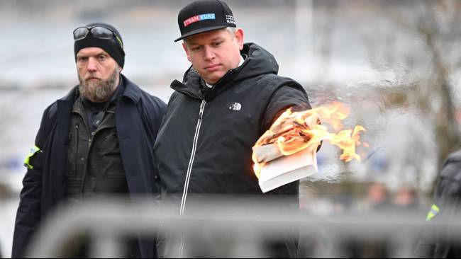 Pemimpin partai sayap kanan Denmark Stram Kurs bernama Rasmus Paludan hari Sabtu, (21/1/2023) membakar Al-Qur'an di Stockholm, ibu kota Swedia. Di bawah perlindungan polisi Swedia, pemimpin partai Stram Kurs Denmark Rasmus Paludan membakar kitab suci umat Islam di dekat gedung Kedutaan Besar Turki. 