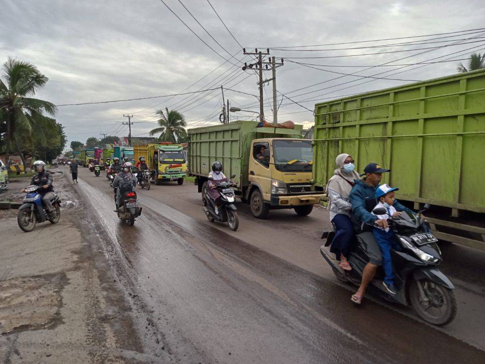 Antrian kendaraan di ruas jalan Lingkar Selatan, Selasa (24/1). 