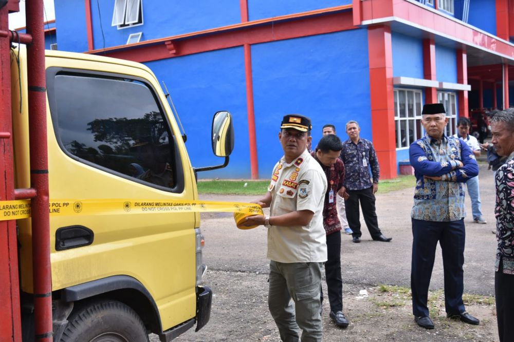 Wako Fasha mengecek satu unit truk batu bara yang kedapatan masuk dalam Kota Jambi dan terperosok di kawasan Jelutung, Kota Jambi kemarin (26/1) dikandangkan di Mako Damkar, Simpang Kawat.