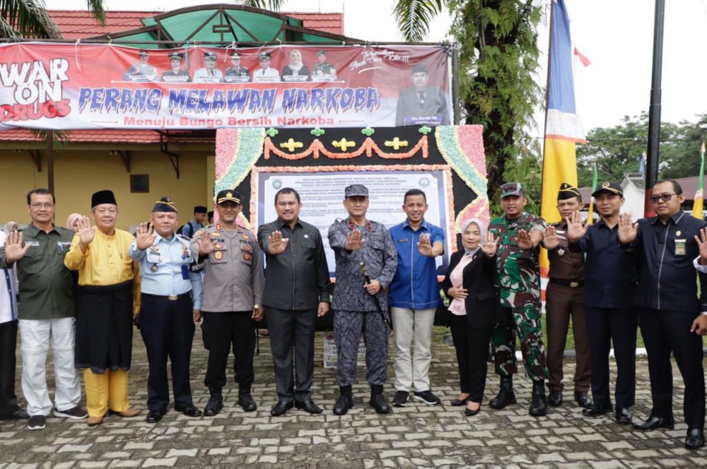 DEKLARASI: Kepala BNN Provinsi Jambi bersama Bupati dan dan wakil Bupati Bungo serta unsur forkopimda dalam acara deklarasi perang melawan narkoba

