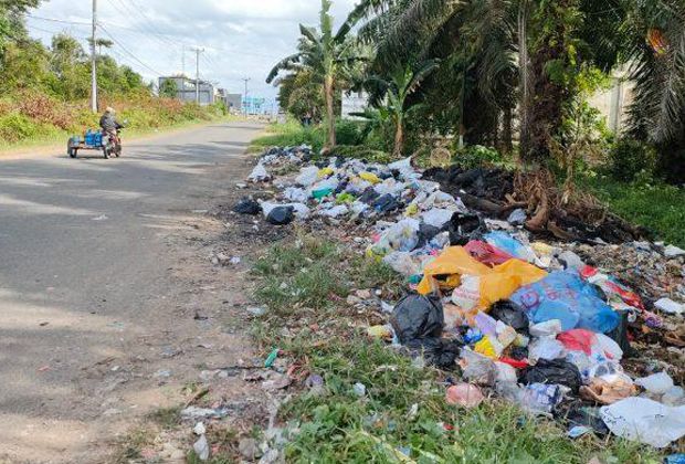 MENUMPUK: Sampah yang berada di TPS Cadika menumpuk karena angkutan sampah yang standby disana masih dalam perbaikan.