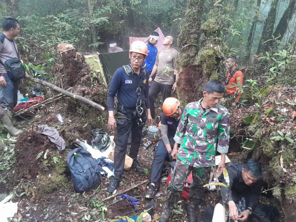 Rombongan Kapolres Kerinci Jalan Kaki 10 Jam ke Desa Tamiai.