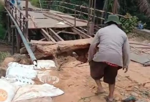 AMBRUK: jembatan Sungai Kandang yang terletak di Desa Bukit Emas, Kecamatan Sungai Bahar, ambruk