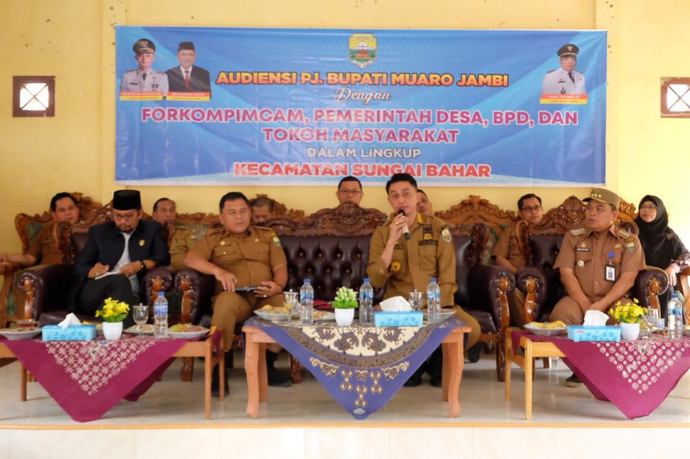 Pj Bupati Muaro Jambi Bachyuni Deliansyah Audiensi bersama Forkompimcam, Pemerintah Desa, BPD dan Tokoh masyarakat di Sungai Bahar.
