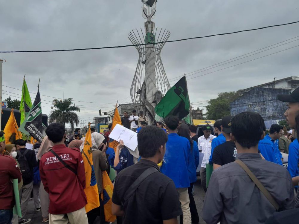 Mahasiswa Demo di Tugu Tapah Melenggang, Minta Gubernur Tegas dengan Aturan yang di Buat