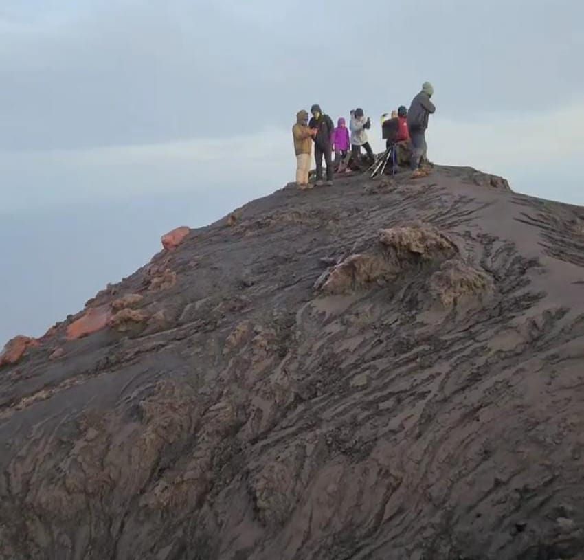 Puluhan WNA Nekat Mendaki Gunung Kerinci saat Pendakian Ditutup