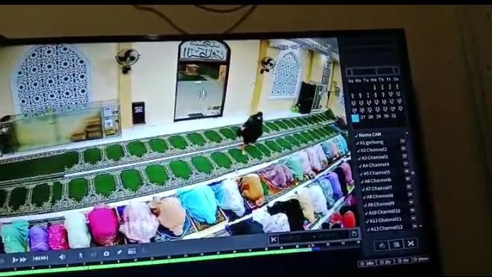 Terekam CCTV, Seorang Wanita Nekat Mencuri Sebuah HP Saat Shalat Tarawih