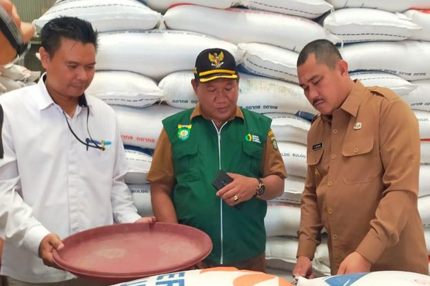 SIDAK: Bupati Bungo bersama dinas terkait melakukan Sidak ke beberapa gudang Sembako untuk memastikan ketersediaan stok selama bulan Ramadan.