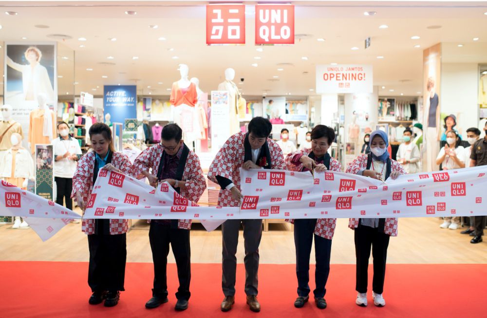 Co-Chief Operating Officer PT Fast Retailing Indonesia, Yugo Shima (tengah) bersama Direktur Jambi Town Square, Andreas Huattanto (kedua dari kiri), Komisaris Jambi Town Square, Margatreana (kedua dari kanan), Store Manager UNIQLO Jambi Town Square Pitaloka Ayustina (kanan) dan pengunjung pertama UNIQLO Jambi Town Square (kiri)