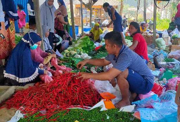 JUAL CABAI: Suasana penjulan cabai di Pasar Kalangan, Kelurahan Talang Babat, Kecamatan Muara Sabak Barat.