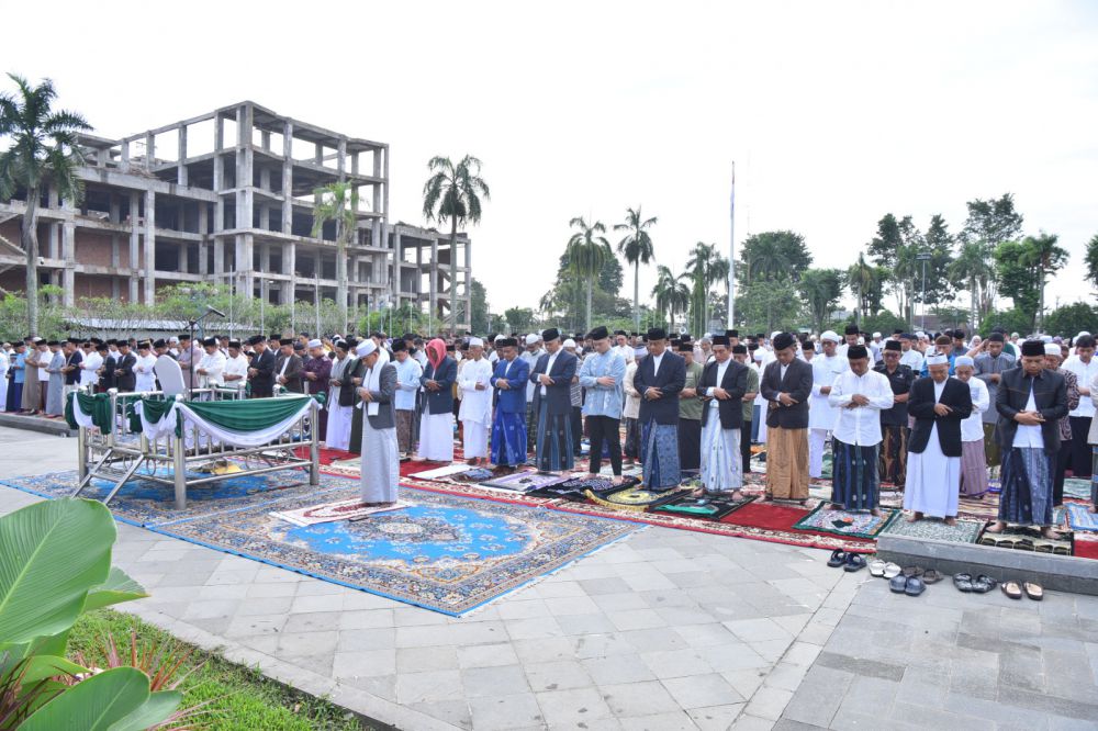 Ribuan Warga Salat Ied di Balaikota, Momentum Kebersamaan Pemkot Jambi Bersama Masyarakat di Hari Kemenangan