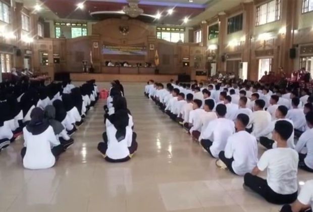 DENGAR ARARAH: 170 pelajar yang mengikuti seleksi Paskibraka Tebo sedang mendegar pengarahan.
