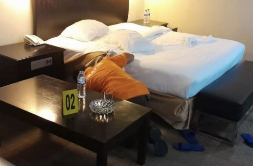 Tim Identifikasi Polresta Pekanbaru melakukan olah TKP di Kamar 568 Hotel Furaya Pekanbaru. 
