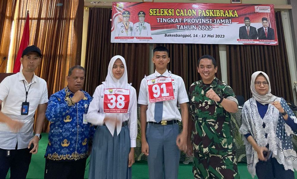 Kaban Kesbangpol Drs.H.Apani Saharudin bersama Peserta Paskibraka Terpilih Yang Akan Mewakili Jambi menjadi Paskibraka Tingkat Nasional