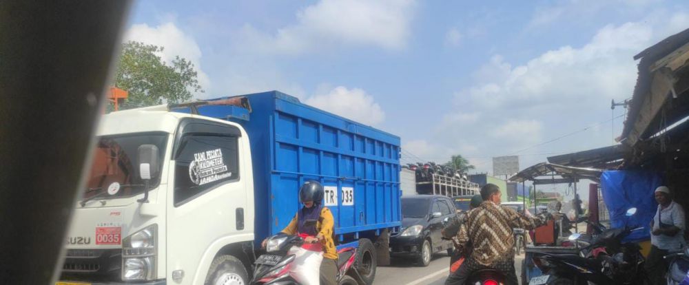 Mobil Pecah Ban, Arus Lalulintas di Jembatan Aurduri I Macet Parah