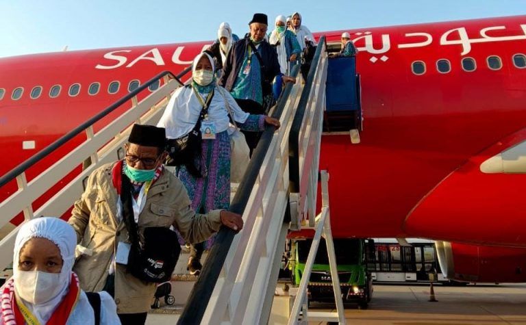 Sebanyak 373 Jamaah Calon Haji (JCH) pada kelompok terbang (Kloter) BTH 17 Provinsi Jambi tiba di Arab Saudi. Tepatnya kloter pertama bagi Jambi ini mendarat dan tiba di Bandara Amir Muhammad bin Abdul Aziz (AMAA) Madinah pada (6/6) 