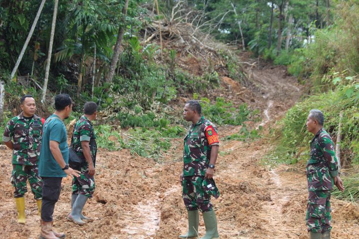  Dansatgas TMMD Ke 116 Kodim 0420/Sarko Letkol Inf Amaraldo Cornelius saat meninjau salah satu kegiatan TMMD di Desa Bukit Peranginan, Kecamatan Mandi Angin, Sarolangun