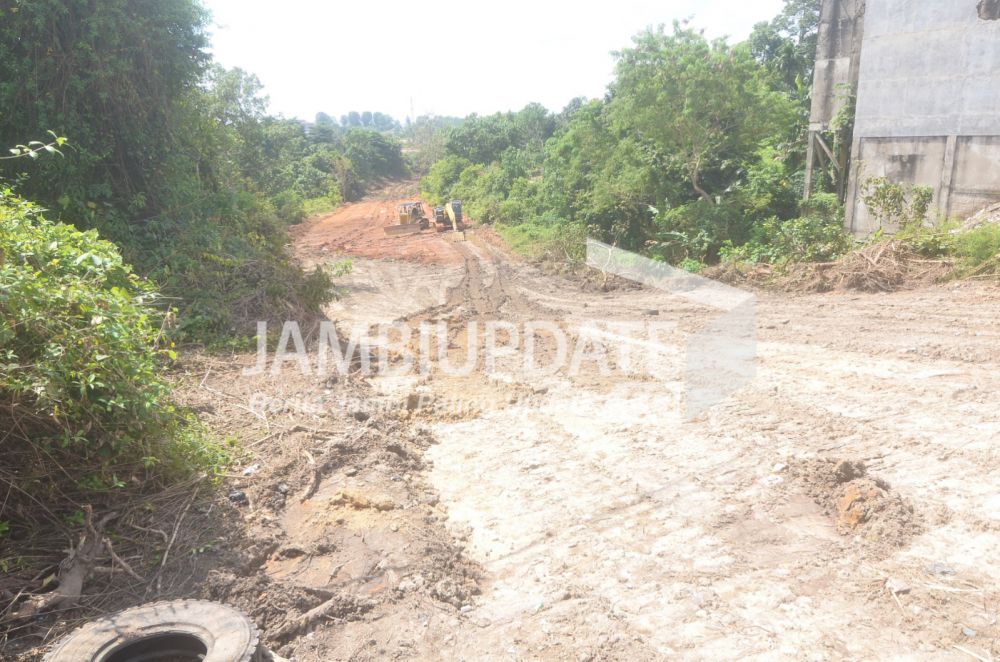 Land clearing jalan khusus batu bara sudah sampai di kawasan Mendalo Darat, Jambi Luar Kota, Muaro Jambi. Ruas jalan ini dibangun oleh PT. Sinar Agung Sukses (SAS).