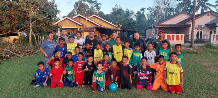 Dispora Batanghari Kunjungi Anak-Anak SSB Tunas Bangsa Latihan
