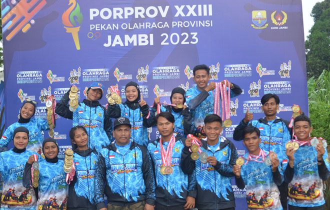 Para atlet Faji Bungo saat menerima medali emas dalam ajang porprov Jambi ke XXIII belum lama ini