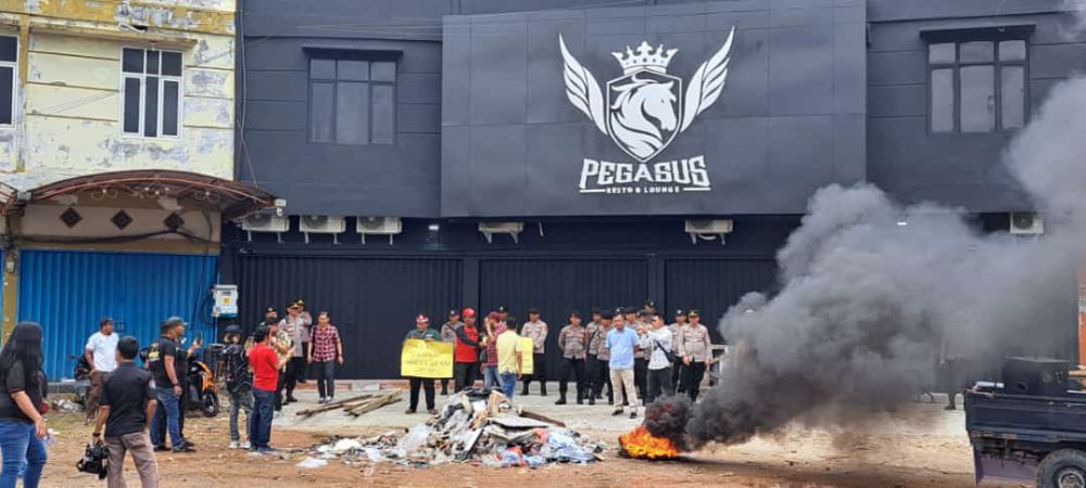 Massa yang mengatasnamakan ARPKH meminta Pemda Bungo untuk menutup tempat hiburan malam yang mengundang maksiat di kabupatem Bungo