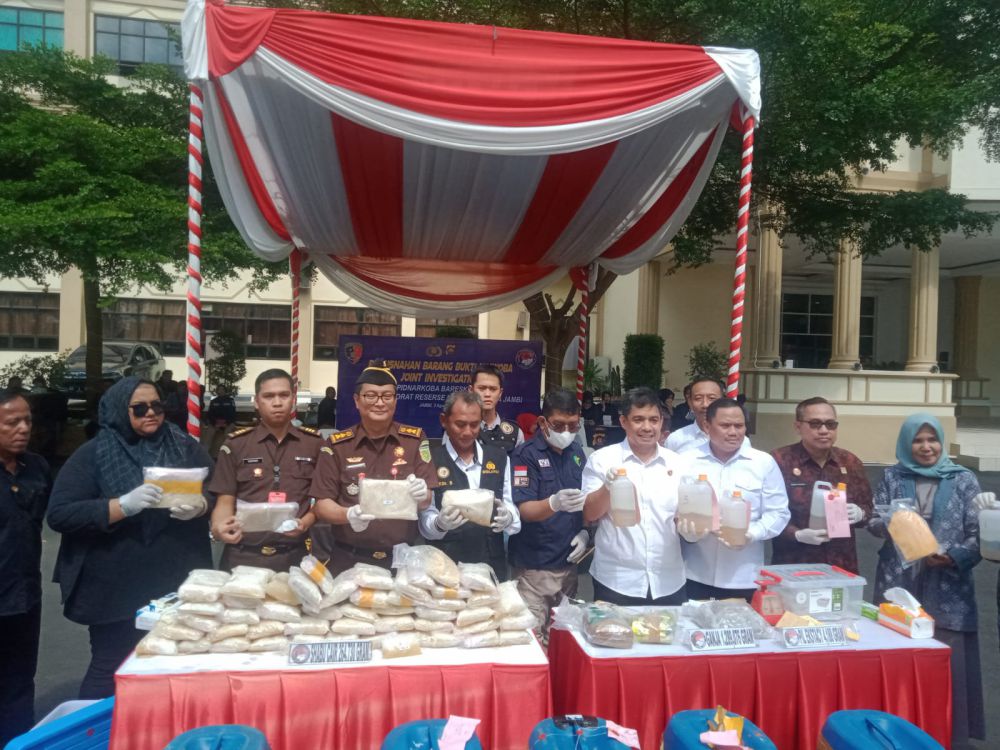 Polda Jambi Musnahkan barang bukti Sabu Cair senilai 347 Miliar yang Dibawa Warga Negara Iran