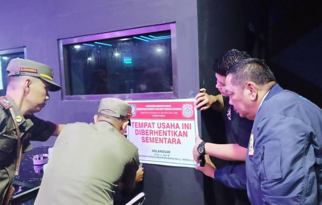 Tim gabungan melakukan penyegelan Pub dan Bar Pegasus karena belum mengantongi izin