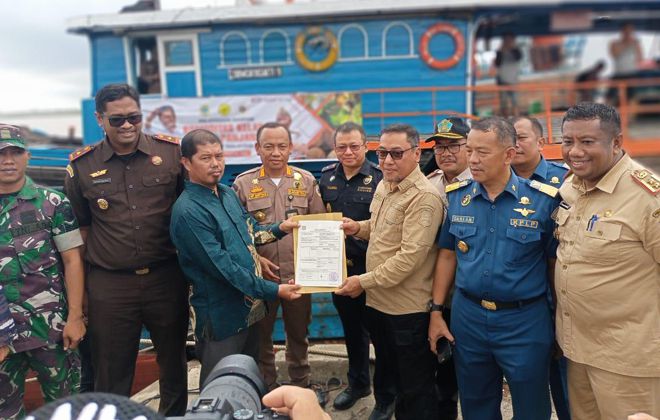 EKSPOR KELAPA: Sekda Tanjabtim bersama stakeholder terkait melepas ekspor kelapa dari Pelabuhan Nipah Panjang ke negara tetangga Malaysia, Selasa (8/7) siang.