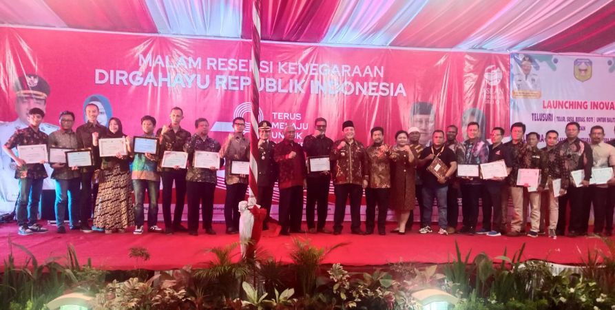 Poto bersama Pj Bupati Sarolangun Bachril Bakri, forkompinda dan pimpinan perusahaan yang menerima piagam penghargaan dari Pemkab Sarolangun