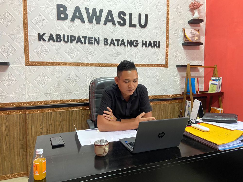 Indra Tritusian Anggota Bawaslu Provinsi Jambi saat menggelar Zoom Meeting Bersama Panwaslu Kecamatan Se Provinsi Jambi