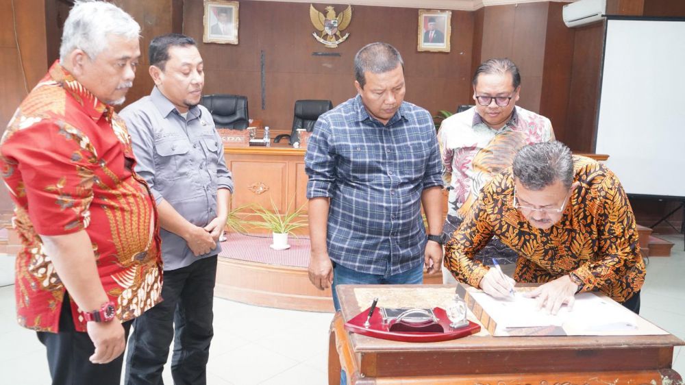 Bupati Tanjabtim, Romi Hariyanto dan Vice Presiden HR & Relations, Dencio Renata Boele, melakukan MoU atas pembangunan menuju Kecamatan Mendahara, di kantor bupati Tanjabtim.